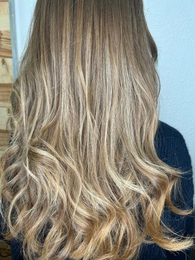 Stimmungsbild: lange blonde Haare