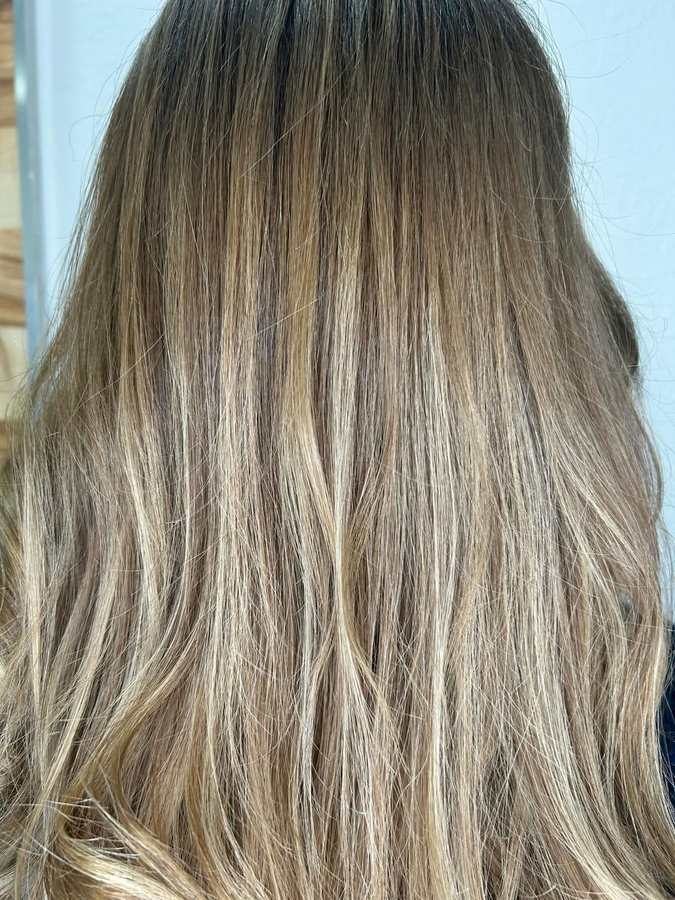Anonymisierte Aufnahme eines Damen-Looks mit weichen Wellen