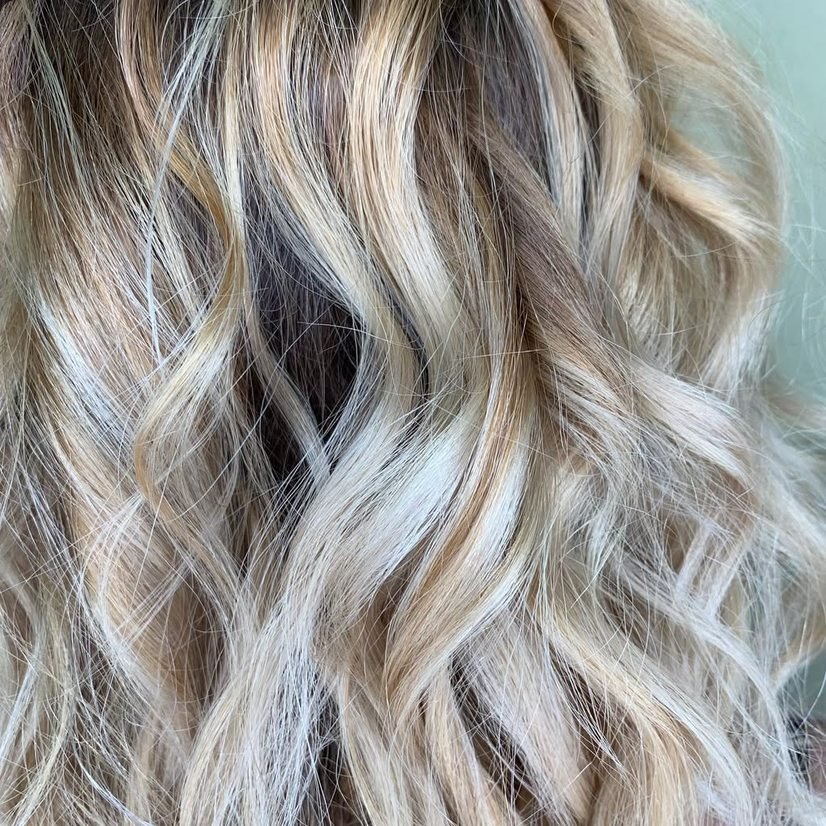 Detailaufnahme von blondem Haar mit weichen Wellen