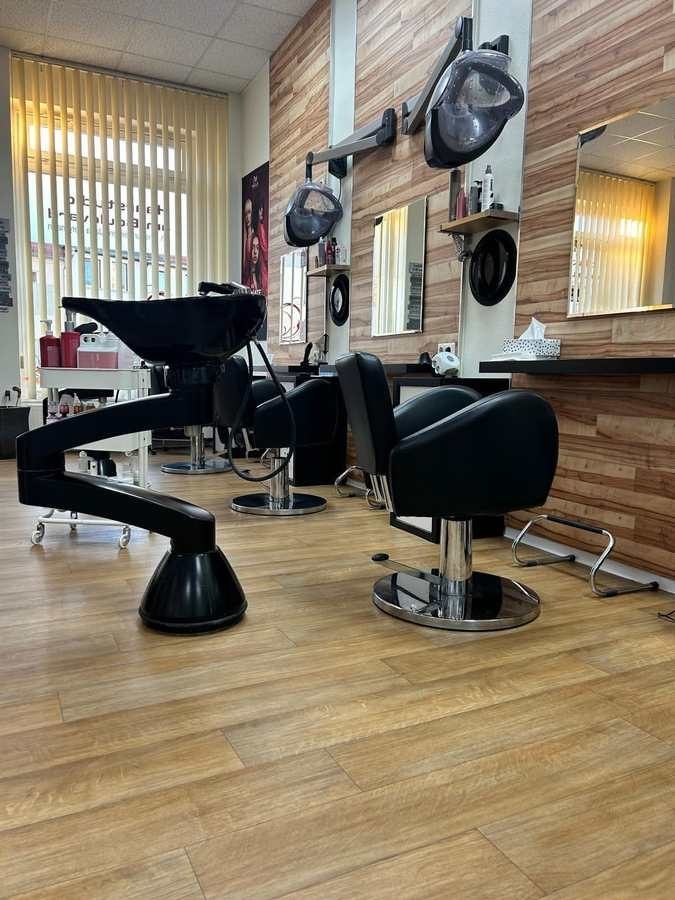 Stimmungsbild einer stilvollen, warm beleuchteten Salon-Einrichtung