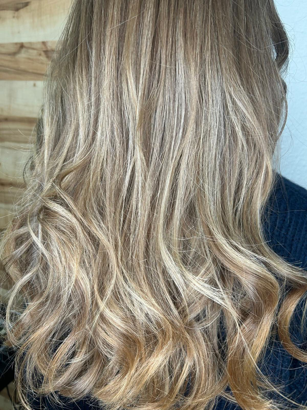 Nachher-Foto: veredeltes blondiertes Haar mit sanften Wellen von hinten, kein Gesicht